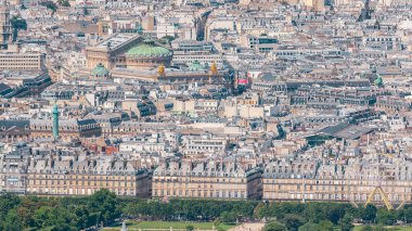 Garnier Operası ve Tuileries Parkı. Paris 'in yukarıdaki ufuk çizgisi zaman çizelgesinden görünüyor. Montparnasse kulesinin gözlem güvertesinden Avrupa megapolis kuş bakışı manzarasının ana simgeleri. Paris, Fransa