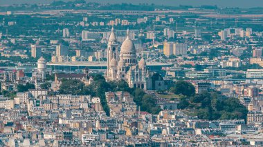 Paris 'in yukarıdaki ufuk çizgisi zaman çizelgesinden görünüyor. Montmartre ile Avrupa megapolis 'inin ana simgeleri. Montparnasse kulesinin gözlem güvertesinden kuş bakışı görüntü. Paris, Fransa