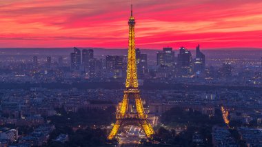 Paris Panoraması gece geçiş timelapse gün batımı gün sonra. Eyfel Kulesi manzara gözlem güverte montparnasse Paris - Fransa bina. Yaz günü, renkli gökyüzü
