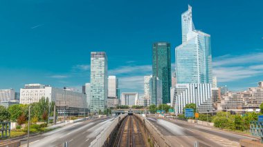 Paris 'in modern kesimindeki ofis binaları - La Defense panoramik zaman dilimi. Metro hatları ve yol trafiği olan gökdelenler. Paris, Fransa