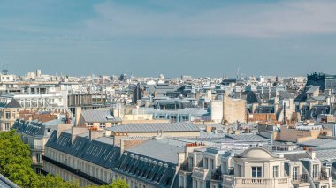 Paris 'teki Lafayette galerisindeki güzel binaların zaman çizelgesini gösteren şehir manzarası. Yaz günü güneşli bir hava. Çatı Panoraması