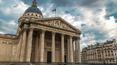 Ulusal panteon binası, üzerinde bayrak olan, sokak ve insanların olduğu bir yer. Sokakta trafik, yaz gününde bulutlu hava. Paris, Fransa