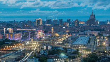 Rusya 'nın başkenti Moskova' daki Kiev Tren İstasyonu 'nun panoramik manzarası. Trenleri ve rayları olan bir çatı manzarası. Yukarıdan aydınlatılmış binalar
