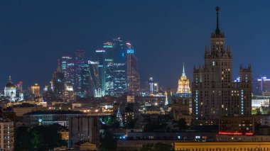 Stalin gökdelenleri gece zaman çizelgesi, Moskova Uluslararası İş Merkezi kuleleri ve Moskova 'nın panoramik manzarası. Gece şehir aydınlatmalı çatı manzarası