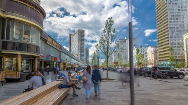 Güneşli yaz gününde New Arbat Bulvarı 'nda yürüyüş, Moskova' nın popüler turist caddesinde alışveriş ve kafe. Kitaplar olarak bilinen ünlü evler. İnsanlar banklarda oturuyor.