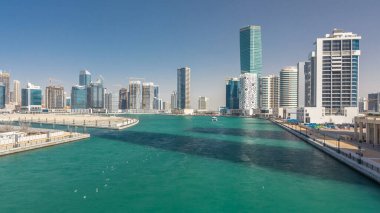 İş Körfezi ve şehir merkezinin panoramik timelapse hyperlapse görünümünü alan Dubai. Modern gökdelenler su ve mavi gökyüzünde yansıtıyordu. Köprüsü'nden Üstten Görünüm