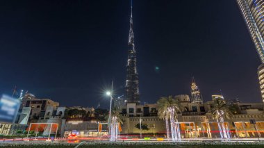 Modern gökdelenlere ve Dubai, Dubai 'deki yoğun yol zaman atlamalarına bakın, şehir merkezi, Birleşik Arap Emirlikleri. Aydınlatılmış avuçlar