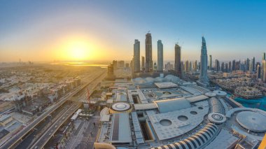 Dubai şehir merkezinde, modern gökdelenleri, alışveriş merkezleri ve sabah trafiği olan gündoğumu saatleriyle birlikte. Yukarıdan en üst panoramik görünüm