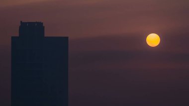 Dubai şehir merkezinde sisli bir sabah gündoğumu. Kızıl gökyüzü sisli, şehrin gelecekteki görüntüsü. Modern kuleleri olan çatıdan hava manzarası. Dubai, BAE