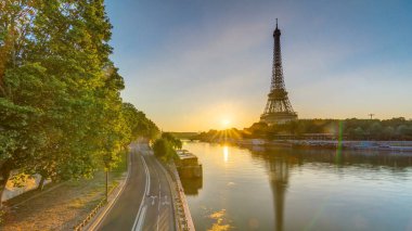 Eiffel Kulesi ve Seine nehri Sunrise Panoramik Zaman Uygulaması, Paris, Fransa. Bir-Hakeim Köprüsü 'nden sabah görüşü su ve trafiğe yansıyor