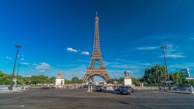 Paris 'teki Siene nehri üzerindeki köprüde trafik sıkışıklığı olan Eyfel Kulesi. Zaman atlaması, Fransa. Yazın mavi bulutlu gökyüzü Yeşil ağaçlar ve kavşakta trafik