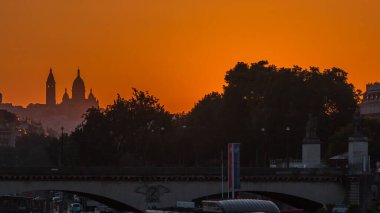 Eyfel Kulesi 'nin yanındaki köprü ve Paris, Fransa' daki Seine Nehri zaman tüneli. Turuncu gökyüzü. Eyfel Kulesi yakınlarındaki Bir-Hakeim köprüsünden sabah görüntüsü
