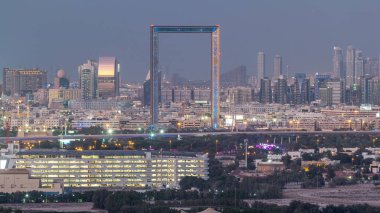 Gün batımından sonra gece geçiş timelapse Dubai'de Deira ve Sharjah ilçelerinde gökdelenlerin Skyline görünümü, Bae. Dubai Downtown'da çatıdan havadan manzara.