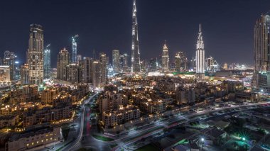 Dubai şehir merkezi tüm gece ufuk çizgisi Burj Halife ve diğer panoramik manzaralı Dubai, Birleşik Arap Emirlikleri. Işıklar kapanıyor. Çember yollarda ve çeşmelerde trafik.