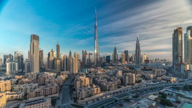 Dubai şehir merkezi silueti, Burj Halife ve diğer uzun gölgeli kulelerle birlikte, Dubai 'nin tepesinden, Birleşik Arap Emirlikleri' nin panoramik görüntüsü sırasında. Çevre yolunda trafik ve eski tarz binalar