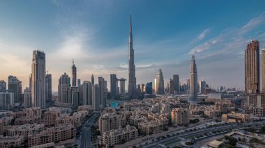 Dubai şehir merkezi silueti Burj Halife ve diğer gökdelenlerle Dubai 'deki panoramik manzara, Birleşik Arap Emirlikleri. Geleneksel ve modern binalar. Çember yollarda ve çeşmelerde trafik