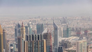 Gün doğumundan sonra sabah saatlerinde Dubai şehir ve finans bölgesi. Burç Halife bakış açısından kuleler ve gökdelenler ile havadan görünüm.