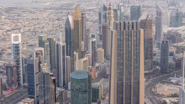 Gün doğumundan sonra sabah saatlerinde Dubai şehir ve finans bölgesi. Burç Halife bakış açısından kuleler ve gökdelenler ile havadan görünüm.