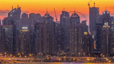 Dubai Marina gökdelenler ve gece geçiş timelapse, Dubai, Birleşik Arap Emirlikleri golf sahası gün. Gün batımından sonra Greens bölgesinden havadan görünüm