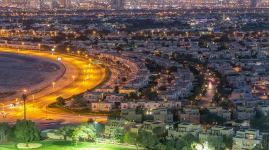 Gece geçiş timelapse Golf sahası ile villa ve evlere havadan görünümü. Kavşaktaki trafik. Çeşmeli göller