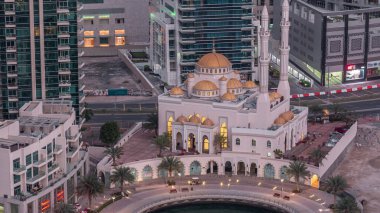 Dubai Marina ve Mohammed Bin Ahmed Almulla Camii 'nin modern konut mimarisi. Günbegün geçiş zamanı, Birleşik Arap Emirlikleri. Bir yolda gezinti ve trafik