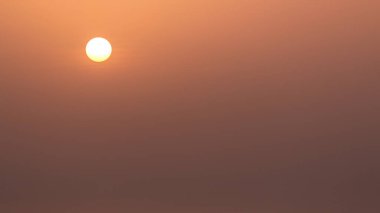 Gün batımı saatinde güneş yakın çekim. Dubai'deki Jumeirah Beach Residence Jbr'den havadan görünüm