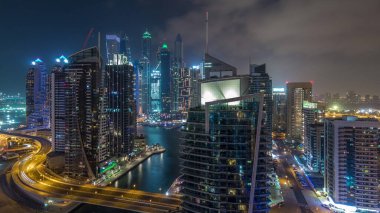 Dubai Marina konutlarının ve deniz kenarındaki gökdelenlerin hava görüntüsü. Yüzen tekneler ve yatlar