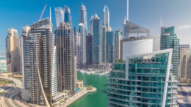 Dubai Marina yerleşim yerlerinin ve deniz kenarındaki gökdelenlerin havadan görüntüsü. Yüzen tekneler ve yatlar