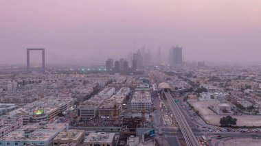 Kum fırtınası sırasında Dubai şehir manzarası gece geçiş timelapse, Gökdelenler ve Zabeel ilçe, Birleşik Arap Emirlikleri yolda trafik havadan görünümü
