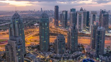 Dubai Marina, Birleşik Arap Emirlikleri 'nde gökdelenleri ve Jumeirah göl kulelerini aydınlatmıştır. Kavşağı olan bir yolda trafik