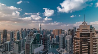 Dubai Marina gökdelenleri ve Jumeirah göl kuleleri Birleşik Arap Emirlikleri 'nin en üst düzey hava zaman aralığından görünüyor. Sabah bulutlu bir yolda trafik vardı.