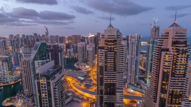 Dubai Marina, Birleşik Arap Emirlikleri 'nde gökdelenleri ve Jumeirah göl kulelerini aydınlatmıştır. Yolda trafik vardı.