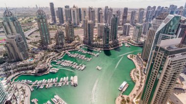 Dubai Marina gökdelenleri ve Jumeirah göl kuleleri, Birleşik Arap Emirlikleri 'nde gölgelerin hızla hareket ettiği tüm gün boyunca en tepedeki hava zaman diliminden görülebiliyor. Yolda trafik vardı.