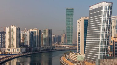 Modern gökdelenler arasındaki hava görüntüsü sabahın erken saatlerinde Business Bay 'de gündoğumu sırasında gölgeler hızla hareket ederken, Dubai, Birleşik Arap Emirlikleri