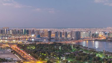 Aydınlatılmış yollar ve gökdelenlerin pencerelerinden panoramik manzara Dubai Deresi ve Deira, Birleşik Arap Emirlikleri 'ndeki Timelapse Hava Geçidi