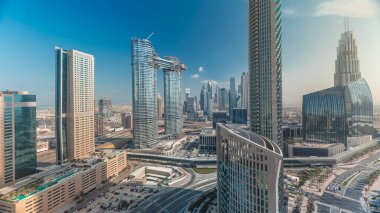 Yeni kulelerin ve uzun binaların havadan görünüşü yoğun yollar zaman çizelgesiyle Dubai 'de mavi gökyüzünde bulutlar, şehir merkezinden karayolu trafiği, Dubai, Birleşik Arap Emirlikleri