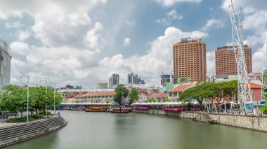 Clarke Quay Limanı 'na yanaşan turist tekneleri renkli evlerle hızlandırılmış zaman atlamaları yaşıyor. Clarke Quay, Singapur 'un Singapur Nehri Planlama Bölgesi' nde bulunan tarihi nehir kenarı rıhtımıdır..