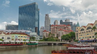 Clarke Quay rıhtımına yanaşan turist tekneleri şehir merkezindeki gökdelenlerle hızlandırılmış zaman aşımına uğruyor. Clarke Quay, Singapur 'un Singapur Nehri Planlama Bölgesi' nde bulunan tarihi nehir kenarı rıhtımıdır..