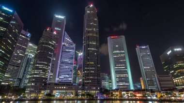 Merkezi iş bölgesinde yüksek gökdelenleri ve Boat Quay 'deki küçük restoranları olan Singapur rıhtımı. Kuleler suya yansıyor
