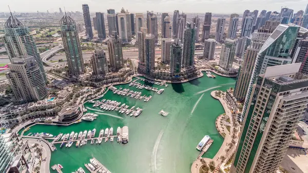 Dubai Marina gökdelenleri ve Jumeirah göl kuleleri, Birleşik Arap Emirlikleri 'nde gölgelerin hızla hareket ettiği tüm gün boyunca en tepedeki hava zaman diliminden görülebiliyor. Yolda trafik vardı.