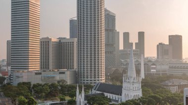 St. Andrew Katedrali 'nin hava saatleri gün doğumundan sonra erken saatlerde. Singapur 'un en büyük katedrali olan Anglikan katedrali. Arkaplanda gökdelenler