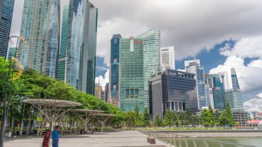 Business Financial Downtown City ve Skyscrapers Tower Building at Marina Bay time-apse hyperlapse, Singapur, Cityscape Urban Landmark and Business Finans District Center