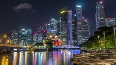 Marina Körfezi 'ndeki Business Financial Downtown City ve Skyscrapers Tower Building Eplanade Park, Singapur, Cityscape Kent Simgesi ve Business Finans Bölgesi Merkezi' nden su kaynaklarına yansıdı