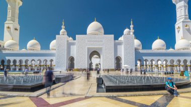 Birleşik Arap Emirlikleri 'nin başkenti Abu Dabi' deki Şeyh Zayed Büyük Camii zaman atlaması. Çeşmeli ön manzara. Güneşli bir günde mavi gökyüzü