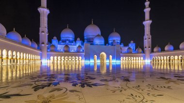 Şeyh Zayed 'in Ulu Camii gece saatlerinde aydınlandı. Aşırı hız, Abu Dabi, BAE. İç avluda. Dünyanın en büyük üçüncü camii.