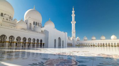 Birleşik Arap Emirlikleri 'nin başkenti Abu Dabi' deki Şeyh Zayed Büyük Camii zaman atlaması. İç avluda. Güneşli bir günde mavi gökyüzü