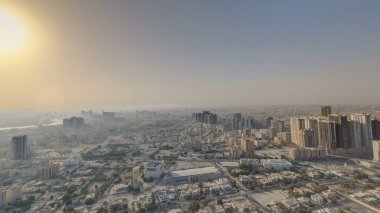 Panorama Ajman 'ın şehir manzarasını sabah güneş doğduktan sonra çatıdan gösteriyor. Ajman, Birleşik Arap Emirlikleri 'nde Ajman Emirliğinin başkentidir..