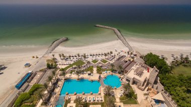 Ajman zaman diliminde, Arap Körfezi 'nin turkuaz sularının yakınında güzel bir plaj alanı. Yüzme havuzlu panoramik çatı manzarası