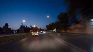 Gece vakti Ajman 'ın zaman ayarlı hiperhızlandırılmış caddelerinde ışıklarla dolaşmak. Ajman, Birleşik Arap Emirlikleri 'nde Ajman Emirliğinin başkentidir. Bulanık hareket