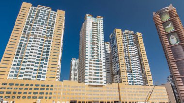 Ajman zaman ayarlı emirlik hiperhızlandırılmış modern yeni kuleler. Ajman 'ın yerleşim yeri ve ofis gökdelenleri olan şehir manzarası. Birleşik Arap Emirlikleri.